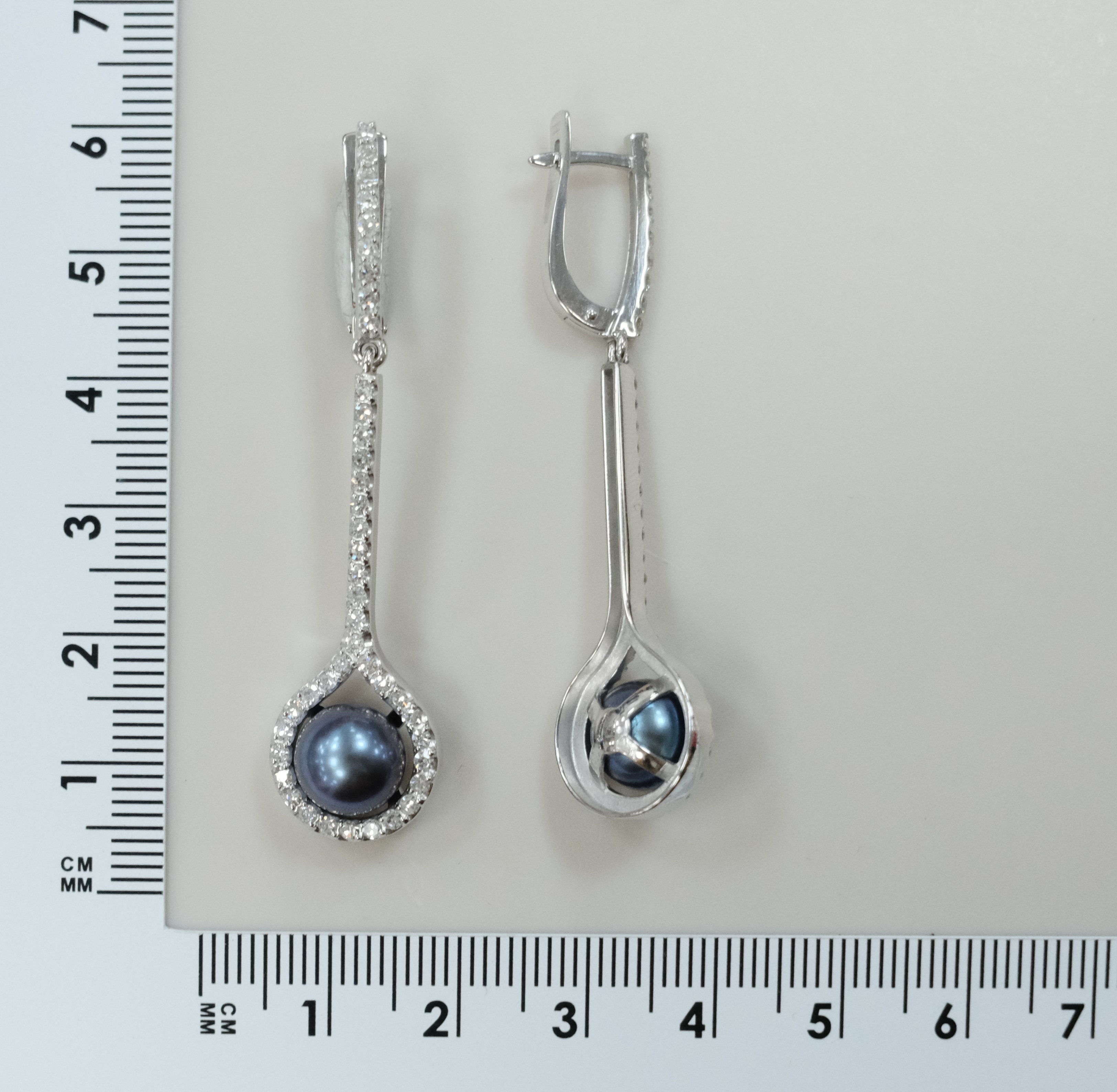 Серьги из белого золота с черным жемчугом